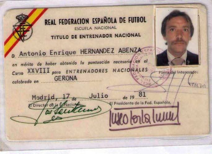 Credencial oficial del Título de Entrenador Nacional de la RFEF de Antonio Enrique Hernández Abenza, fechada el 17 de julio de 1981