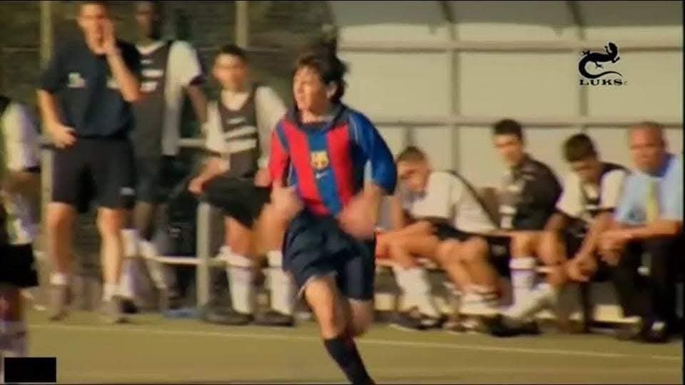 Fotografía de 2001 de un joven Leo Messi durante un encuentro entre la cantera del F.C. Barcelona y la Escuela de Fútbol Líder de Murcia